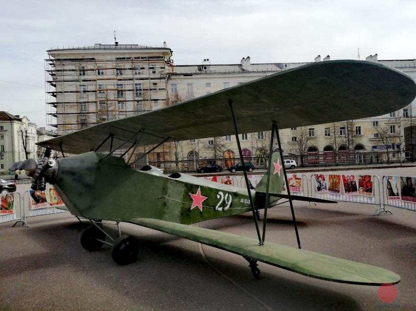 На центральной площади Северодвинска «приземлился» военный самолет